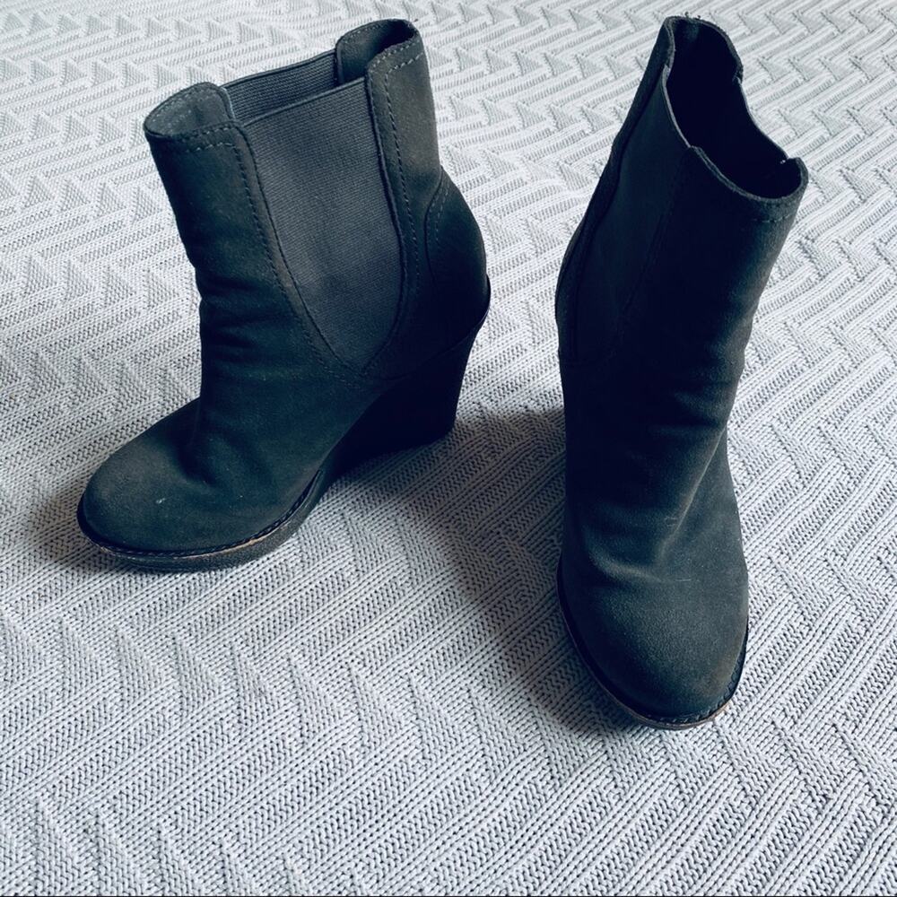 Splendid gray suede wedge pull on boots